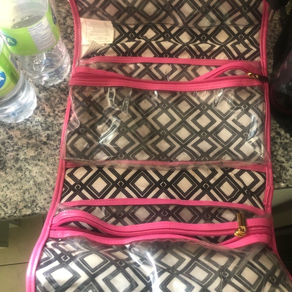 Pink makeup holder and carrier for traveling - Picture 3 of 6